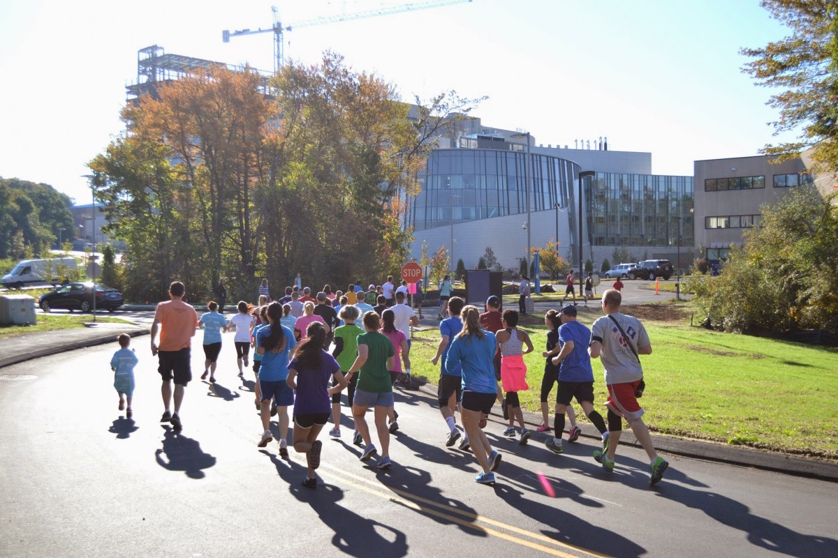 Runners make their way toward the The Jackson Laborator for Genomic Medicine and new hospital tower (under construction) during the 2014 South Park 5K. (Pooja Uppalapati for UConn Health)